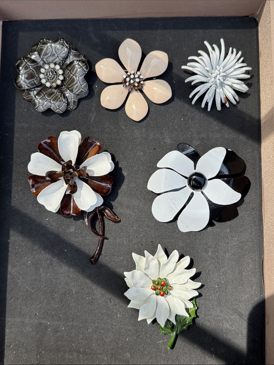 Jewelry - VINTAGE LOT OF SIX (6) ASSORTED METAL ENAMEL FLOWER BROOCHES PINS BROOCH